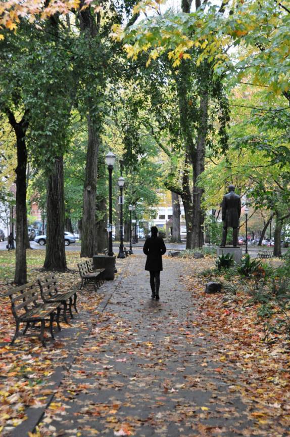Caminhando por uma das muitas praças de Portland, no Oregon, oeste dos Estados Unidos
